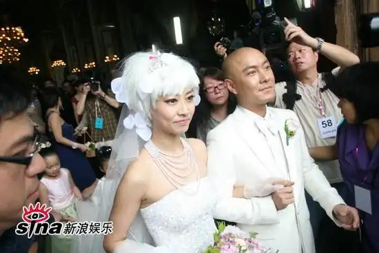 图文张卫健张茜大婚张卫健紧握爱妻手