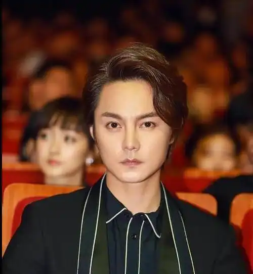 于是经过一番考虑,他决定将名字改成尹正.