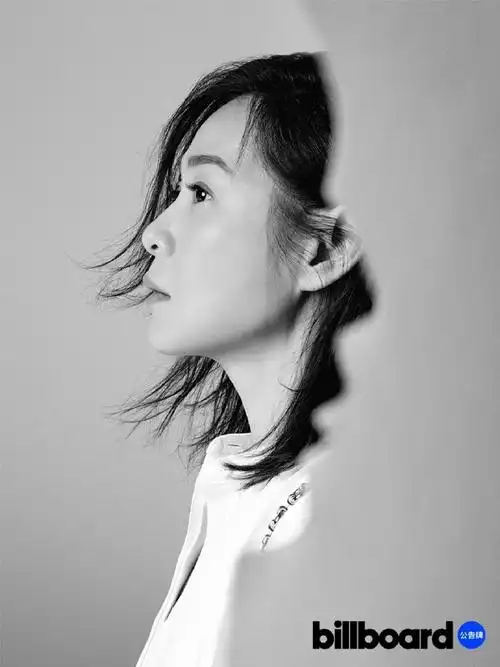 刘若英最新封面大片释出,秋日氛围朦胧感在奶茶姐这组照片上体现的