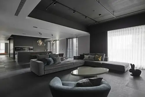 编辑点评:天花板以工业风的外露管线及深色诠释,搭配灰色调地坪与家俬