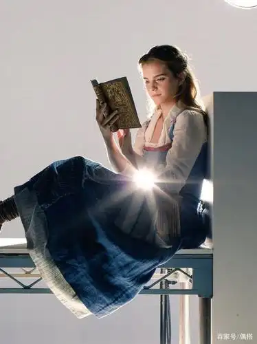 艾玛·沃特森高调美一回!穿背心皮衣大秀蛮腰,网友:差点认不出