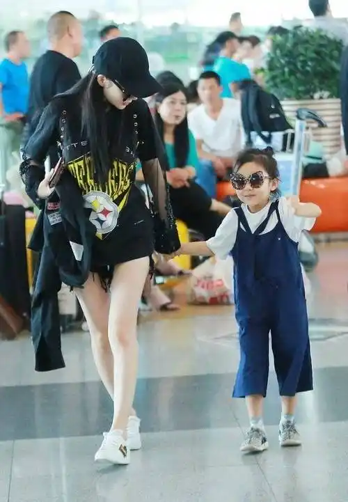 李小璐玩"下衣失踪"大秀美腿手牵女儿甜馨现身机场母爱满满_网友_画面