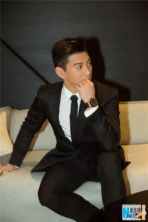 吴奇隆一身雅致西装尽显熟男风范
