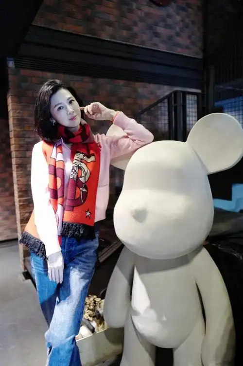 童蕾越来越"少女"了,红色大衣搭配紧身牛仔裤,时髦还显瘦