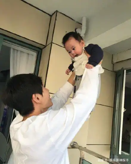 张哲瀚怀抱侄子超温柔,童年照还被指和侄子神似!