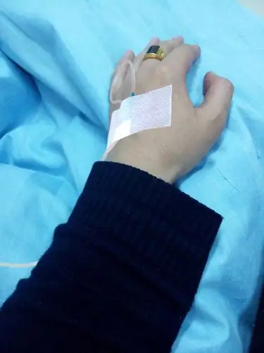 有没有大神能帮p个图,谢谢,手上在打点滴,就那个纱布谢谢了