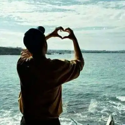 安奈 高清水边背影男头:只要对象换得快 没有悲伤只有爱