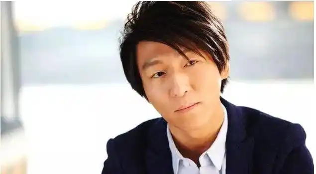 歌手陈羽凡现状曝光,身体发福与好友踢球,胖的粉丝都认不出_南非_新闻