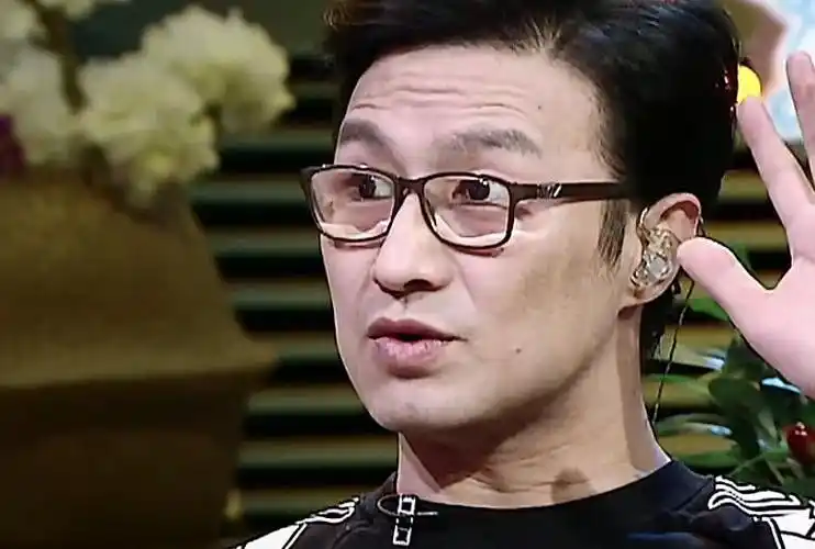 汪峰终于摘下老花镜,结果瞬间成"老大爷",网友:老十岁即视感