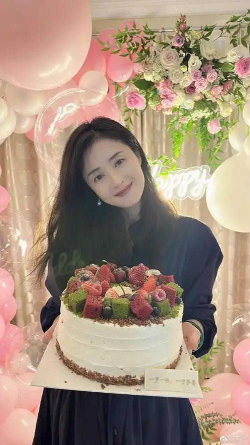 组图:蒋欣晒39岁庆生照对镜甜笑 房间布满粉色气球少女心满满_高清