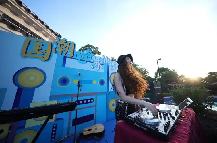 这个夏天最skr的「国潮电音泳池趴」,内含高清美图和缤纷