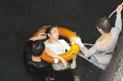 保险经纪人为骗保金灌醉女友后推落海溺死图