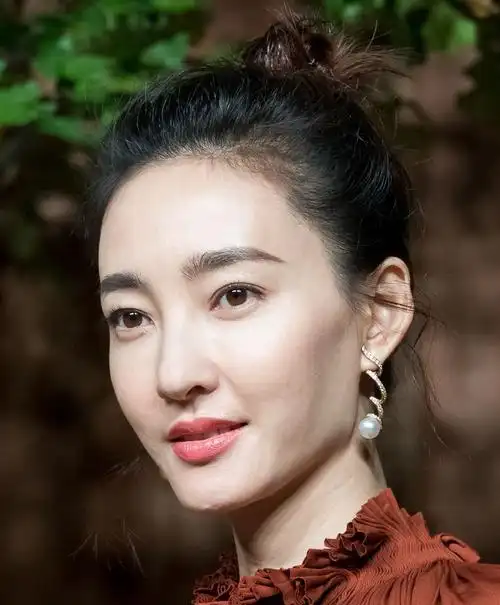 王丽坤最近的照片脸颊凹陷,比以前瘦了太多