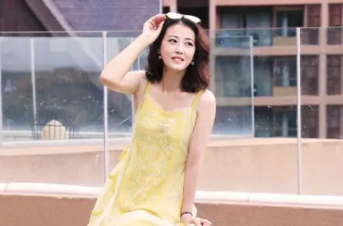 52岁周海媚不服老!黄色吊带长裙美得清新脱俗,不愧是冻龄女神