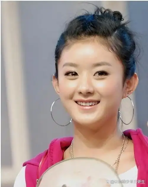 近日,赵丽颖终于在社交媒体上首次晒出了自己与儿子思考的照片,引发了