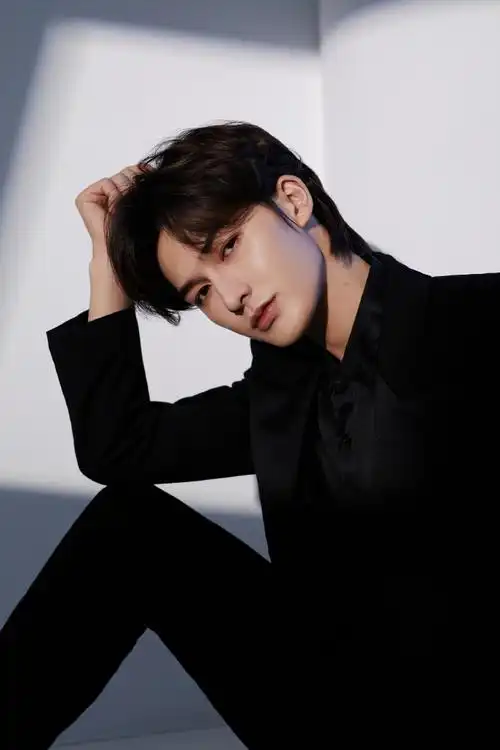 朱正廷亮相华表奖红毯##朱正廷华表奖帅气造型#朱正廷这身西装太帅啦