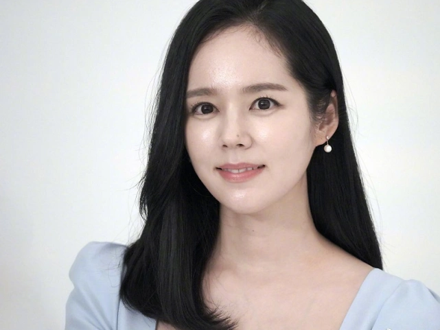 生完二胎之后的韩佳人首次正式出镜,依旧以童颜美貌和优雅示人!