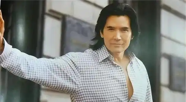 费翔:曾经的顶流男神,62岁无妻无子,今携巨作强势归来