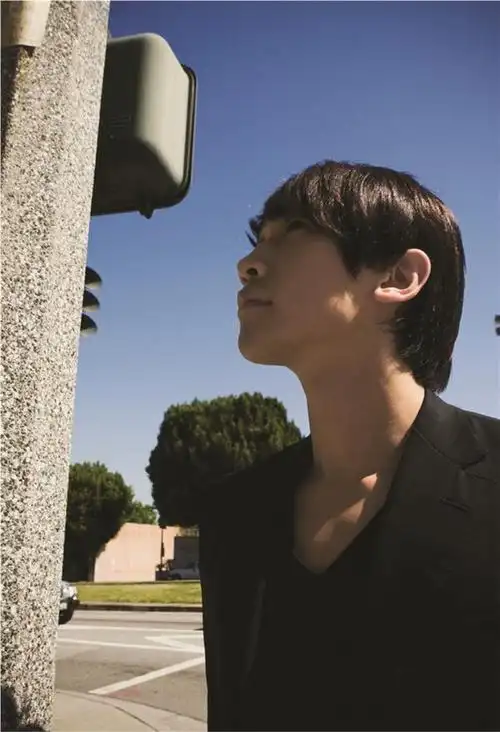 韩国男星rain街头拍写真 散发成熟魅力