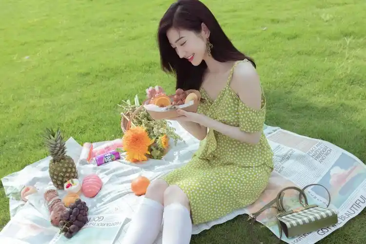景甜穿绿色连衣裙野餐 皮肤雪白长腿吸睛清纯甜美