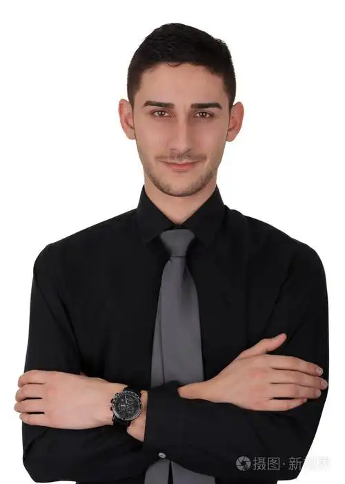 穿着黑色的衬衫和领带的年轻男子