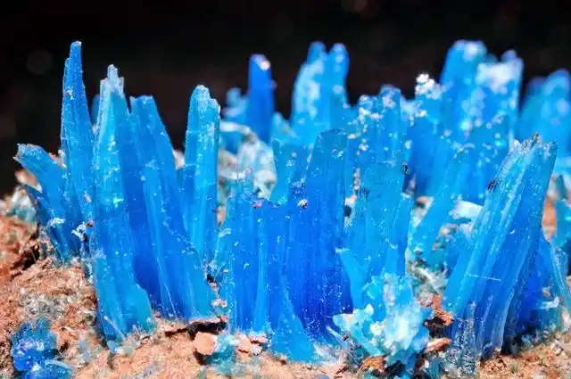 碲汞矿,这是碲与矿在高温融合冷却后产生的矿石,只要加热这种矿石便