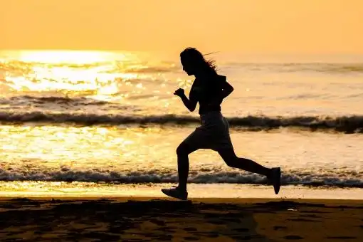 一个跑步的女孩