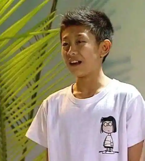 小时候的张一山长得虎头虎脑,眉眼间透出一股机灵劲,拍摄广告的时候被