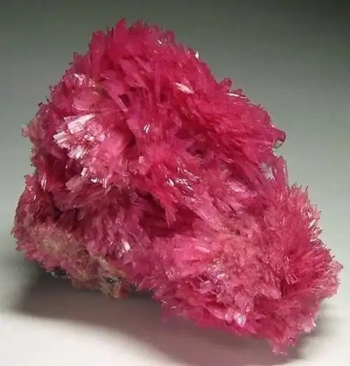 蔷薇辉石 ,又名玫瑰石,浅粉到红色有玻璃光泽.