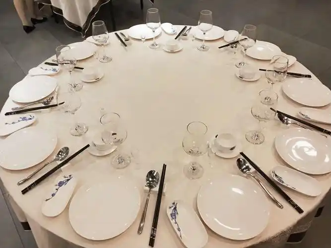 学习根据前厅经理和老师的教学辅导,同学们最后自己完成的中餐摆台