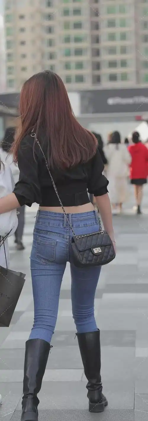 紧身牛仔裤修长双腿时尚露脐装气质漂亮女郎