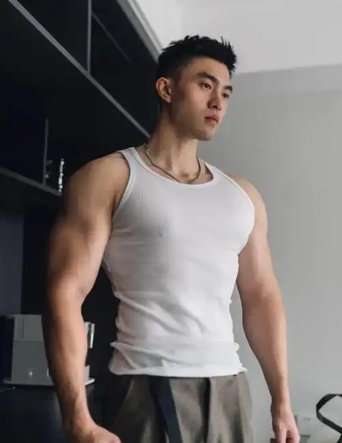 今天就来回顾一下他的最新作品,这位小哥虎背熊腰的身材属实把粉丝迷