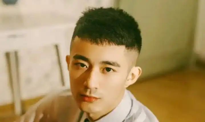 1,短发:自然卷的男生适合短发,而且短度最好在半个卷那边,这样会让你