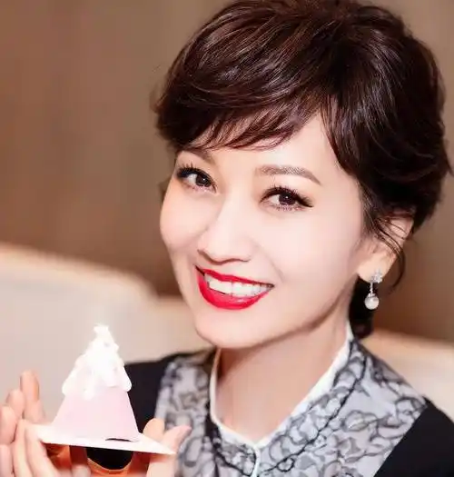 43岁赵雅芝近照曝光,气质优雅大方,惊艳了一回_皮肤_女神_蓝色