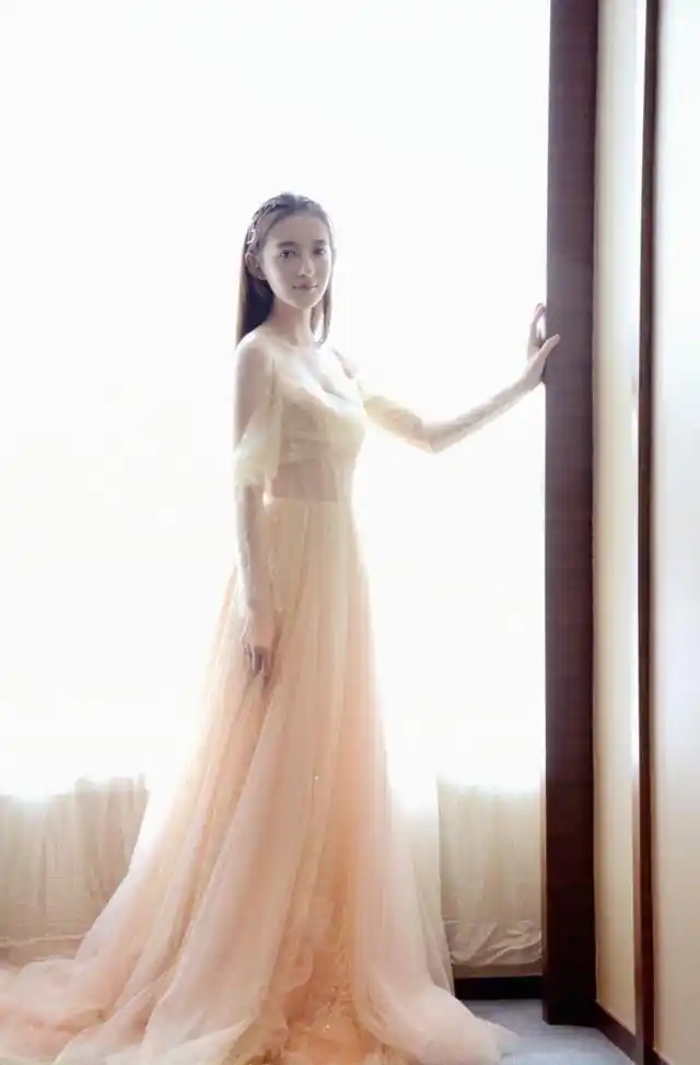 95后小花康宁亮相网影盛典获年度剧集新人女演员奖