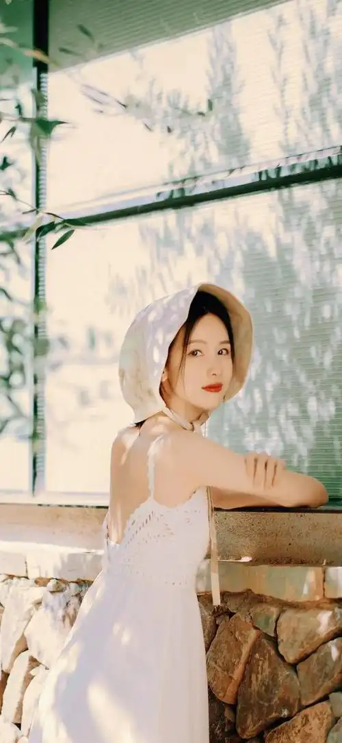 陈都灵,一位清纯甜美的女演员,凭借其精致的五官和优雅的气质,成为了