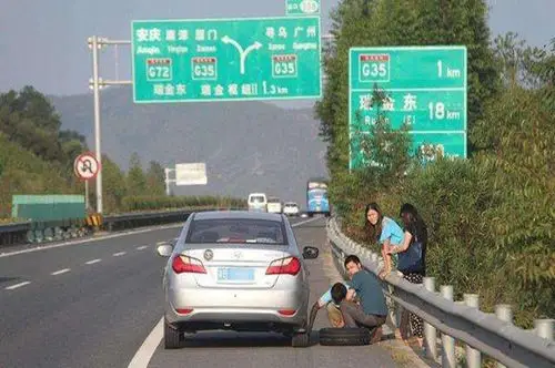 高速路上尿急怎么办?应急车道方便能行吗?老司机现身说法!