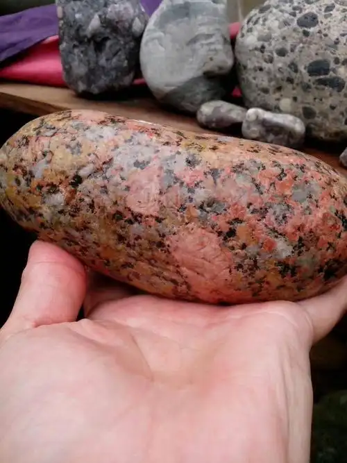 在河边检了一块石头!五颜六色的!有点像恐龙蛋!请问这个有收藏价值么!