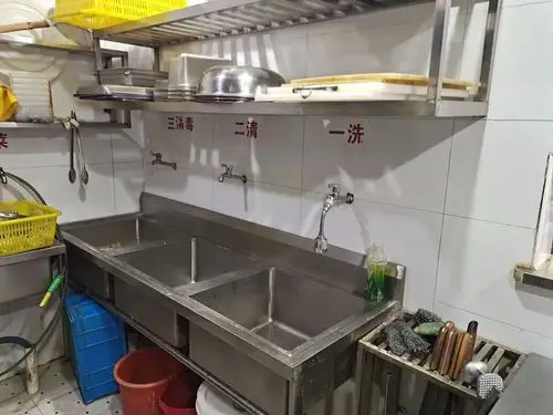 厨房环境整洁按标签摆放