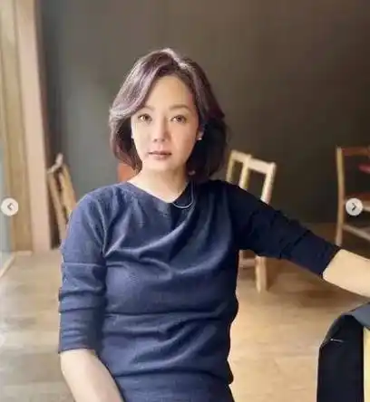 近日,韩国演员蔡琳通过网络公布了自己的近况,大方与网友分享了近照.