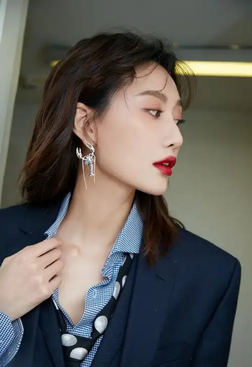 简介:李斯羽时尚干练写真图片,分享一组李斯羽图片给大家,图中的明星