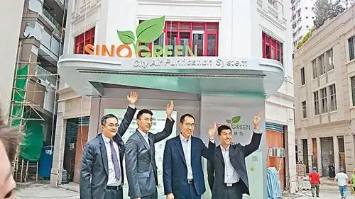 黄永光(右二),黄永龙(左二)及两位项目工程师.(图:香港《文汇报》)