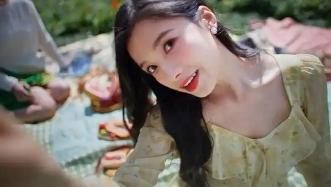 张婧仪春天换头像