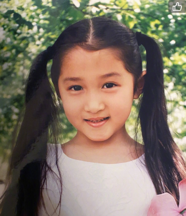 关晓彤晒可爱童年照 扎双马尾笑容甜美超萌