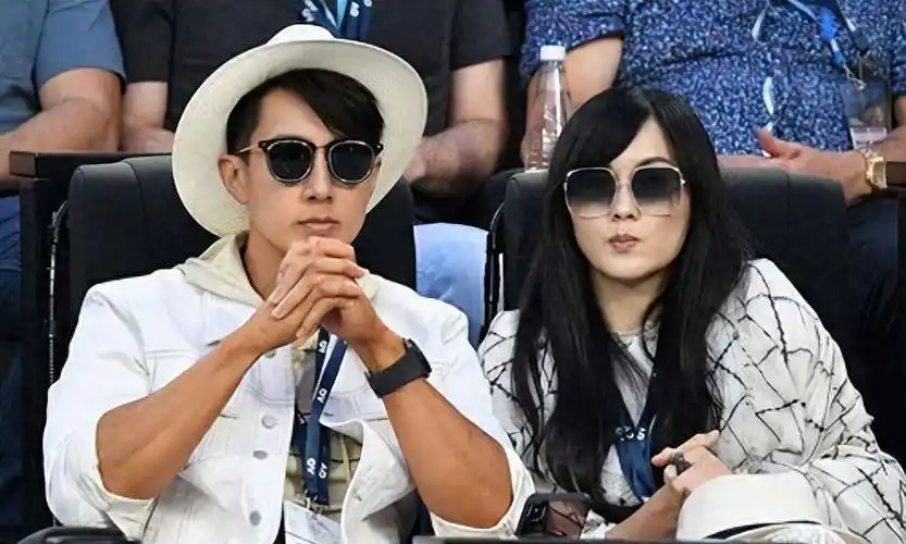 吴尊夫妇被偶遇,2人吃10个菜被批浪费,林丽莹素颜比男子老10岁_网友