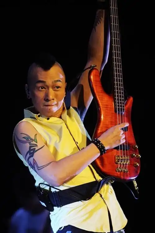 歌手黄家强手臂纹身