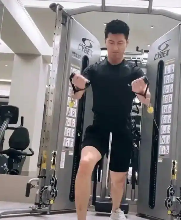 怪不得赌王千金喜欢窦骁这样的身材怎么练出来的