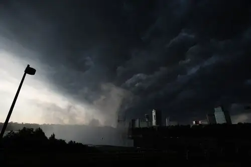 美国尼亚加拉大瀑布突现诡异阴云