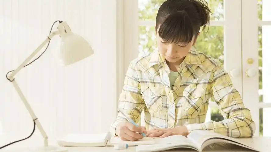 天真可爱儿童的快乐校园生活图片电脑桌面壁纸