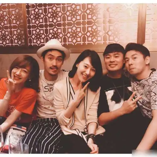 薛佳凝晒上戏老友聚会照 "前夫哥"也在.